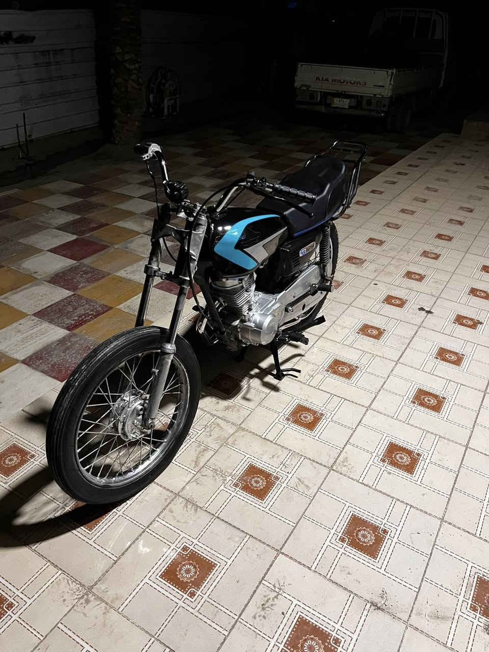 عمي السلام عليكم للبيع فقط الدراجة صارلها أسبوعين تقريبا من عمرتها  كلة جديد مكينه ٢٦ كلهة ٢٦كلك كلك أكفلك من السرقة شاصي نامة شلامجة سعرها ٣٧٥بلاش هية بس التعميرة ٣٥٠ مكان حلة سياحي منطقة الياسية للستفسار ***********
