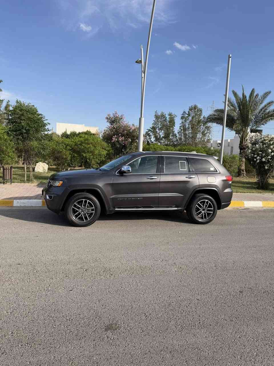 السلام عليكم 
جيب شيروكي المتد 2019 
فول مواصفات 
فتحه سقف 
فور ويل 
صندوق كهرباء 
جلد 
رادارات 
حساسات خلفيه 
شاشه كبيره 
بك لايت لد 
بلاوجتر زنون 
ماوس تحكم فور ويل 
نقطه عمياء 
كشنات كهرباء 
فول تحكمات ستيرن 
رقم اربيل دولي 
ماشيه الف مايل حقيقي 
استخدام شخصي السياره ما بيها اي نقص 
بسعر مناسب جدآ 214$ فقط 
مكاني بغداد حي الخضراء 
للاتصال ***********
