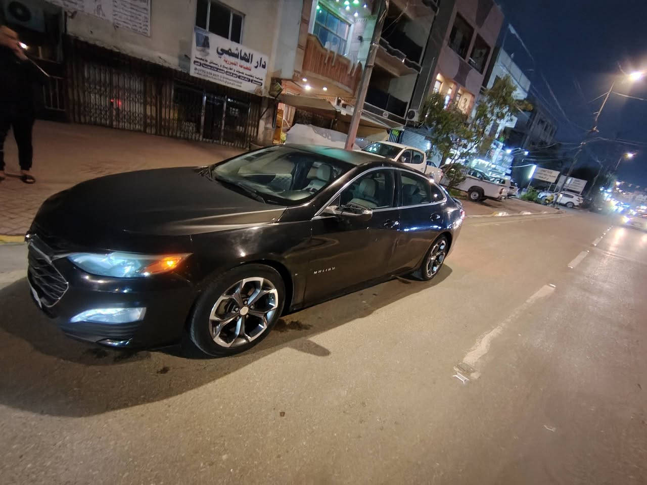 للبيع: شفروليه ماليبو RS موديل 2019 (الرياضية)
​القوة والميكانيك:
​المحرك: توربو (عزم قوي واقتصادي).
​الجير: أوتوماتيك اعتيادي (ATF) 6 سرعات (المرغوب والاعتمادي).
​الإدامة: تخم تاير جديد صاله  (شهر)، باتري أصلي، تبريد ثلج، جاهزة من كلشي.
​اللمسة الخارجية
​التعديل:( بنيد + قمارة + صندق + جناح) (أسود طافي Matte Black).
​الإضافات: وشم (Tattoo) رياضي مميز على البدي.
​الويل: رينج 18 انش RS الأصلي مع دبل صالنصة كروم بلادي.
​المواصفات والرفاهية:
​التشغيل: بصمة تشغيل + تشغيل عن بعد + بصمة أبواب.
​الشاشة: شاشة كبيرة (CarPlay / Android Auto) + كاميرا خلفية دوارة.
​التحكم: ستيرن (RS)، مثبت سرعة، كرسي السائق كهرباء.
​حالة البدي والتقرير:
​الحادث: (Vandalism) تخريب صبغ فقط ابيع عام - بدون بجم، بدون لغد، بدون دواخل نهائياً. 
​ملاحظة: الكشر فيه طخات بالصفاح مصلح قسم منها (كلشي موضح بصور الحادث والتقرير).
​📍 الموقع: بغداد - الأعظمية.
📝 السعر: 90 ورقة ($9,000) وبيها مجال بسيط.
📞 للتواصل: ***********
