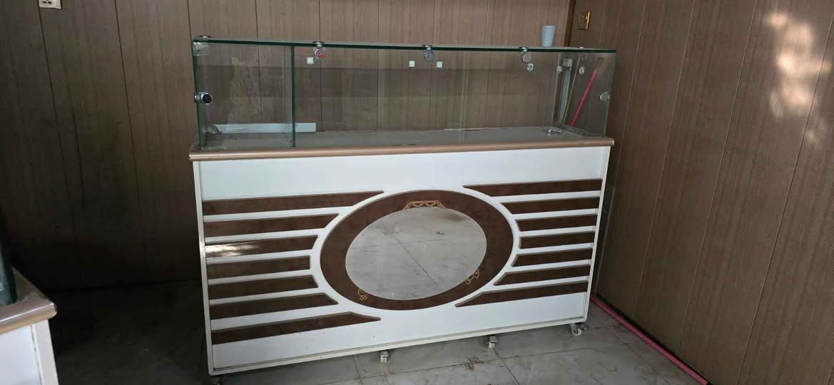 ميوزة mdf للبيع مكاني نجف 
قياس الميز عرض ١.٥٥ ونزال ٥٥
قياس العارضه الجام عرض ١.٣٠ ونزال ٤٥
*********** النجف, العراق
