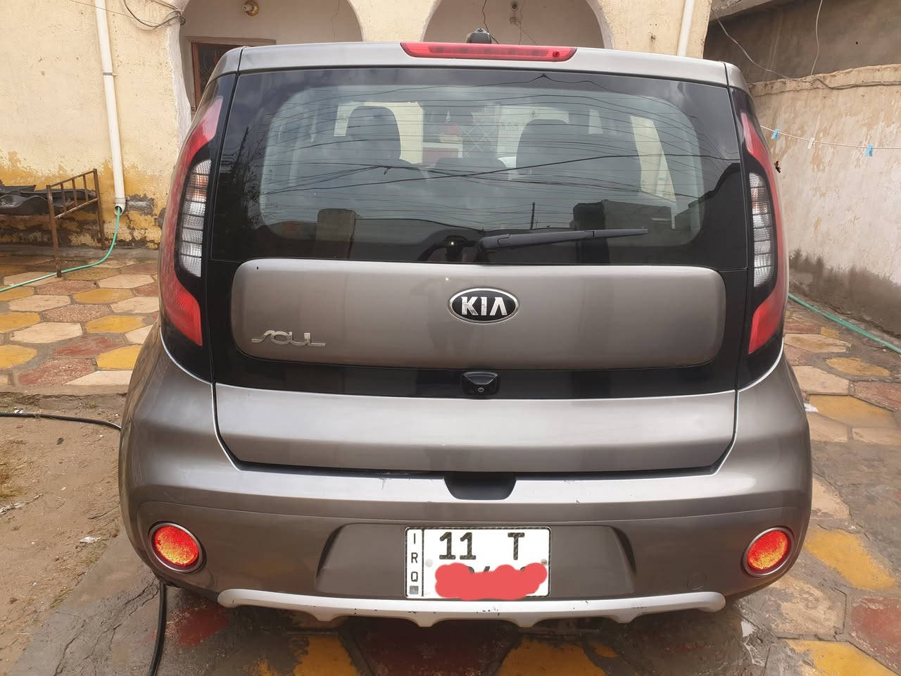 اكتب إعلانًا مختصرًا وواضحًا مثل:
للبيع: كيا سول 2018 وارد أمريكي

الحالة: ممتازة

المحرك: 2000

حادثة باب السايق فقط مع طخة بالبنيد السيارة ليبل واحد 

السعر: ١٣٠ $  

الاتصال: ***********

رقم بغداد باسمي سنوية جديدة .
المكان بابل /القاسم
