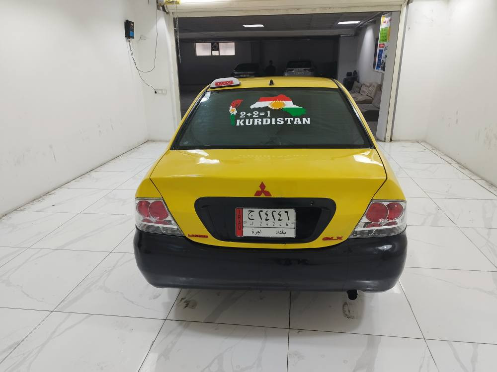 لانسەر 2010 سنەوی پلاستیک 
یەک چاملغی دوای زەربەیە ناوی نەگرتووە 
بەدەر لەوە زەربەو خیاسی نیە 256 هەزار رۆشتوە ..
شاشە ئایپاد تەبرید تندوتۆلە چوارتایی لۆک لایت و بەگ لایت لۆک 
مکینەی 15 مرغوبە .. ناونیشان کەلار ..***********
نرخی 48 گلایە . كالار, السليمانية
