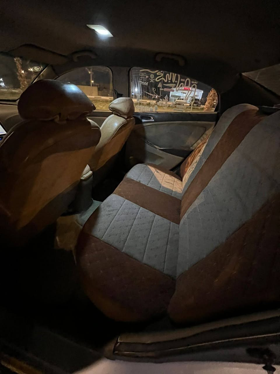 السلام عليكم اكسنت 2013وارد خليجي للبيع لمراوس مكينه 1600 سياره بيه جاملغ ايسر حادث فخذه بيه تعديل حداديه جديده كهربائيات كله شغاله شاشه كامره.تحكم ستيرن تخم تاير جديد  تبريد نقصه بس راديتر مزروفه سياره يرادله ترتيب بسيط راعيه يريد مداور مكاني كربلاء عكد بني تميم *********** سعر 70بيه مجال بسيط
