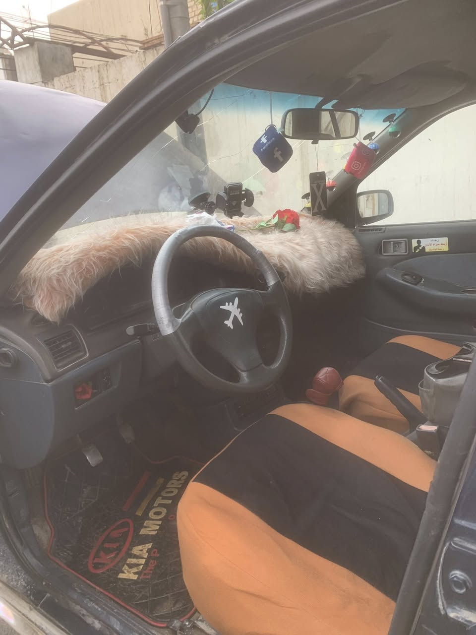 السلام عليكم كيا سيفيا موديل1994 قير عادي اللون اسود كحلي بيها مشاكل بسيطة بالنوزلات دخانتها سودة والكلج يرادله تعيار العنوان بغداد حي العامل قريب المحطة مال حي العامل رقم التلفون *********** السعر 37 وبيها مجال
