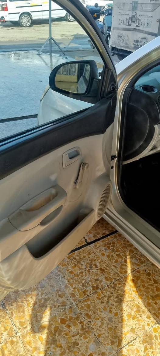 السلام عليكم بيكانتو 2009 گير ومحرك بشرط بس بيها صبغ بالجاملغ  الخلفي مال سايق ومال نفر السعر 60 للاستفسار ***********
