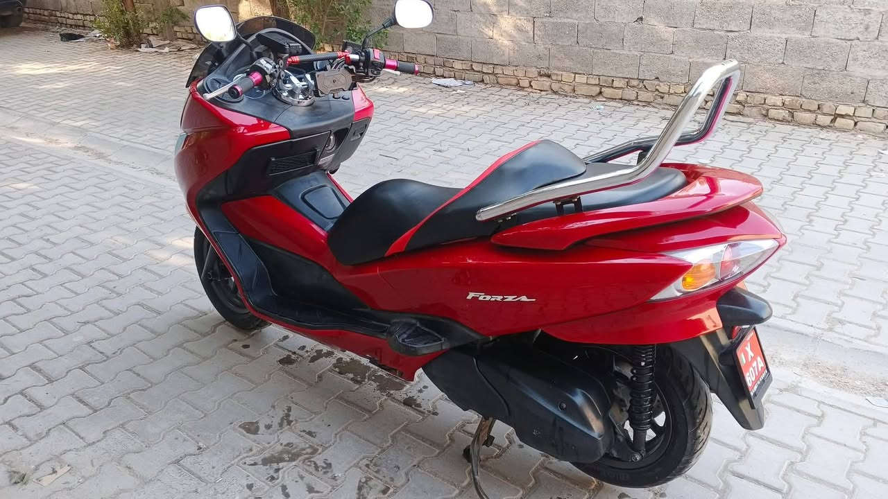 سلام عليكم دراجة فورزة صفر 10 اربع تحويلات 7 كير ماشية 21 الف حقيقي مكينة بلادية وناعمة كلش وشرط جيب فيتر اليعجبك وفحص براحتك شلعة تخبل ومعدل تطلع بيها وتحكم بنفسك دراجة كهربائيات كاملة طسة ناعمة كفرت ولا شخط ولا صبغ ولا كسر...  كفالة من الشخط بيها جي بي اس مال يابان   منضومة زنون بلادي سبايدر نيكل كلوب جنطة بك لايت كرستال كشن مدوشم جديد بصمتين بيها مو وحدة ومفتاح طوارئ دهن كلة موتل بانزين محسن دراجة مال واحد جناي سعرهة 16 + مسجل دمام شغال دراجة كاملة اوراق مال معرض وبل عافية على ياخذهة من نفس طيبة مكاني بغداد الجديده الرقم ***********
