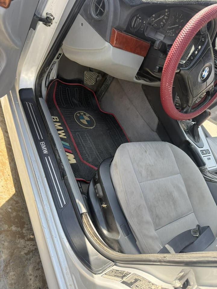 بي ام صقر موديل 2000 رقم بغداد لل30 بسمي تويل ثاني يوم مواصفاتالصغر معروف  فول وحد علا واحد كله بشرط فقط صبغ عام للجماليه مكانه صلاح الدين سامراء *********** السعر 120 بيه مجال شويه وكلشي اكو بل سوك
