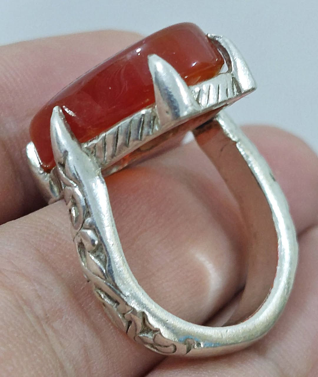 خاتم عقيق زعفراني منقوش ومن يتق الله يجعل له مخرجا.... صياغة يدوية بغداد ***********
