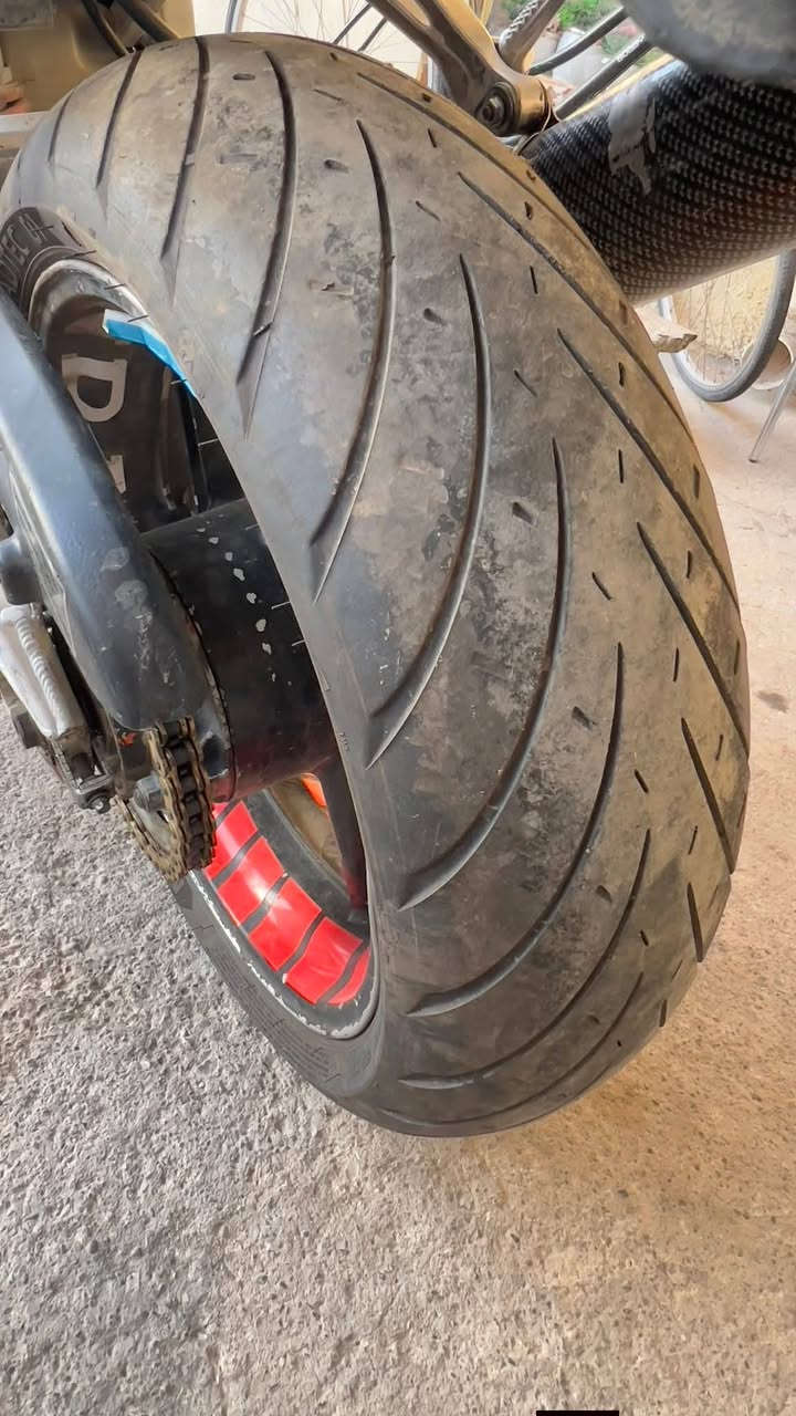 بطح CBR 919 للبيع اقراء المنشور
الدراجه مبدل الها تايرات تخم جديد 
مرايات h2 رياضي 
يدات رياضي جديد 
زنجيل جديد 
كهربائيات كلها شغاله 
دراجه بيها فقط المكينه تحتاج تصليح متشتغل سلف بيها صوت باالمكينه ابيعها على وضعها لاتجي دكلي نروح فيتر مااعرف انطي فلوس نص ونص 
لو دكلي المسح المنشور ومتجي شراي تعال شوفها تعجبك اخذه ماتعجبك اعبر المنشور 
#سعر مليون و200مجال قليل بيها كلش 
***********
