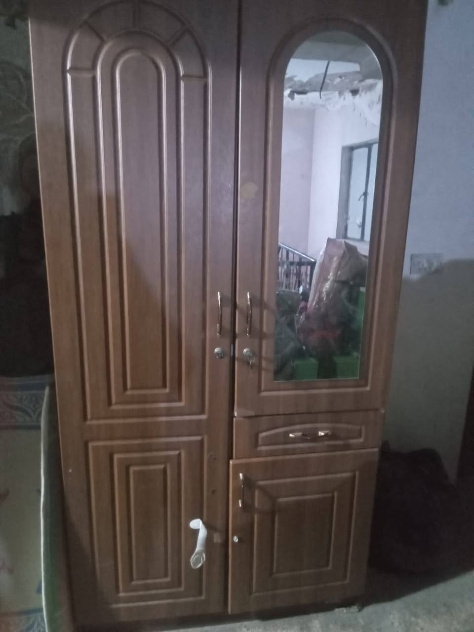 السلام عليكم.... عندي غرفة نوم مستعمله ام الملحق نجاره عراقية حالته زينه وعندي كنتور ماليزي 2باب الي حاب يشتري يتفضل خاص او يتصل على الرقم واتساب***********

