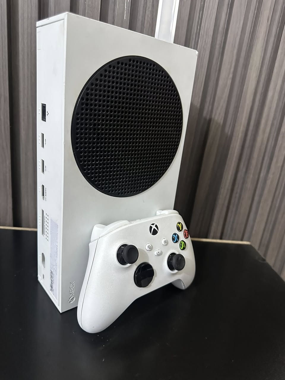 اكس بوكس سيريس اس ذاكرة ٥٠٠ لا مفتوح ولا مصلح فول نضافة ويا الجوستك الاصلي وملحقاتة سعرة ٣٥٠ مكاني بغداد ***********
