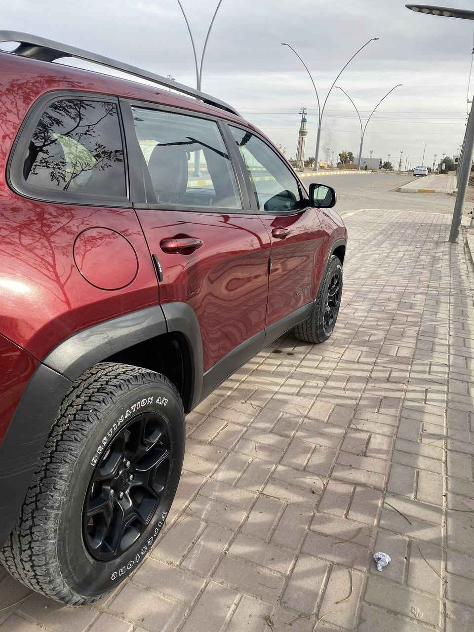 وحش امريكي جيب
شيروكي ترايل هوك ٢٠٢١ 
فول مواصفات 
تشغيل عن بعد 
رادارات 
حساسات 
اشاير مري 
رادار جانبي مع هيتر مري جانبية 
تحديد مسار 
تحكمات ستيرن 
كشن كهرباء جلد. تدفئة تبريد 
ستيرن تدفئة 
فتحة سقف نصف بنوراما 
رقم اربيل بسمي سنوية ورقم انكليزي جديد 
المحرك 3.2 v6  المرغوب 
خمس انظمة قيادة 
لايتات زنون ذكية 
بصمة ابواب مع ترحيب ذكي 
ماشية ٥٢… الف فقط 
ضربتها ب امريكا خشم البنيد عكس السايق 
نصف جاملغ وربع بنيد 
سبير منازل 
مكانها الرمادي 
***********

السعر كلش مناسب بيع سريع وتحويل ثاني يوم عليها غرامة ٢٠٠$ تنكطع من الحساب ترجعلك
