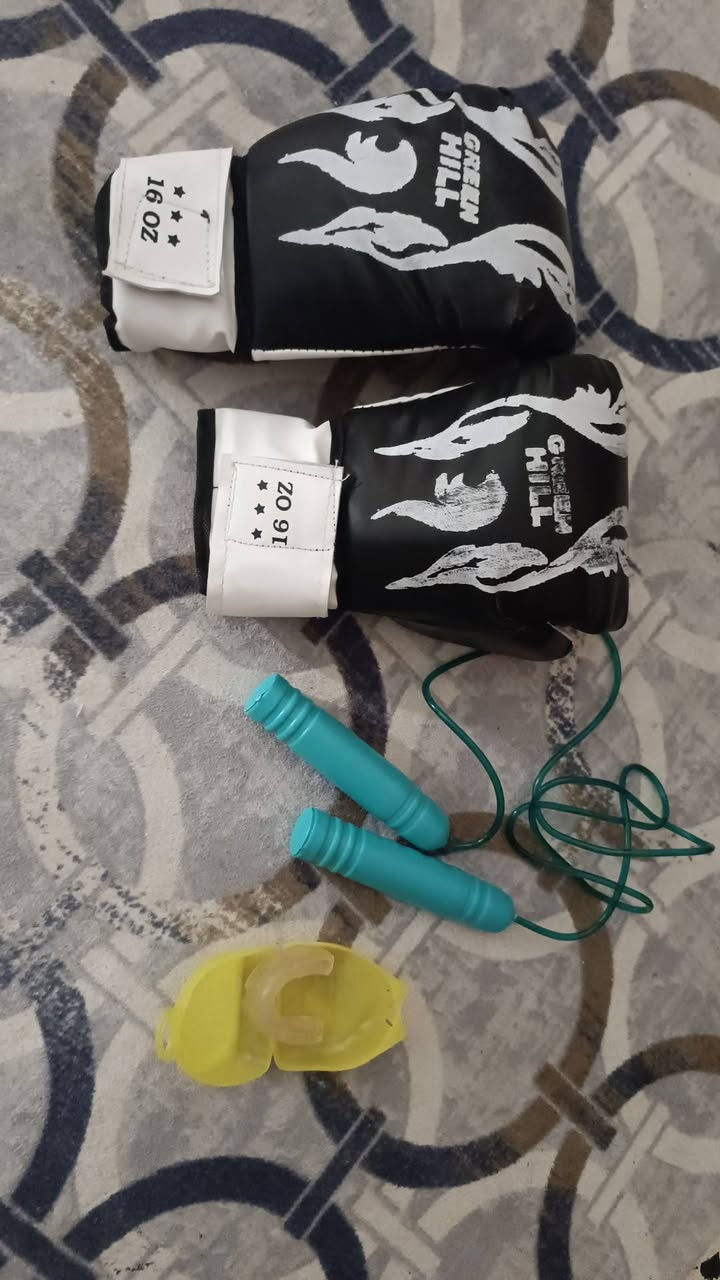 السلام عليكم جيس ملاكمة معا معدات كاملة مثل ماموضح بل صور الجيس من رمل الوزن 30او35 الول متر هوة والزنجبيل مالتة كامل السعر50وبي مجال الرقم*********** للستفسار
