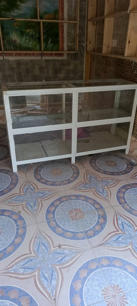 رفوف مال محل للبيع هستوني مشتغلهن  جدد صارلهن اسبوعين السعر 200 + ميز جام خانه سعره 70 الطول متر وربع ***********
