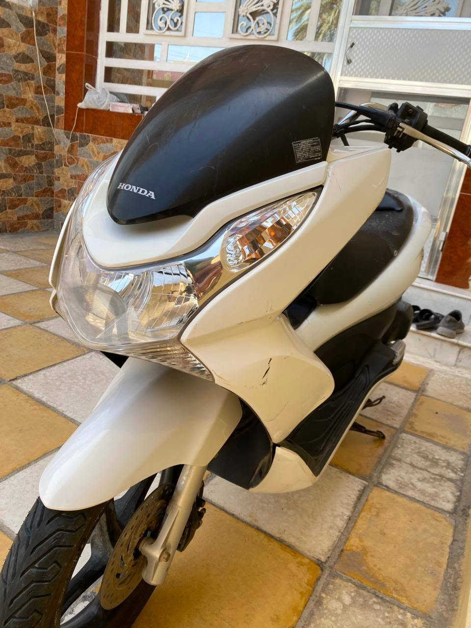 السلام عليكم 
دراجه pcx 
جيل الثاني 
موديل 2016 
ياباني اصلي محرك 150 
كفرات اصليهة
ستاند كهرباء
الدراجة استعمالها قليل نظيفة محرك ما مفتوح تخم تايرات جديد اوراق الدراجة كلها جاهزة وموجودة 
( للعلم الدراجة اخليلها احسن دهن وبانزين بس محسن ) مكان بابل الحله
السعر (مليون و 750) وبيه مجال 
للاستفسار***********.
