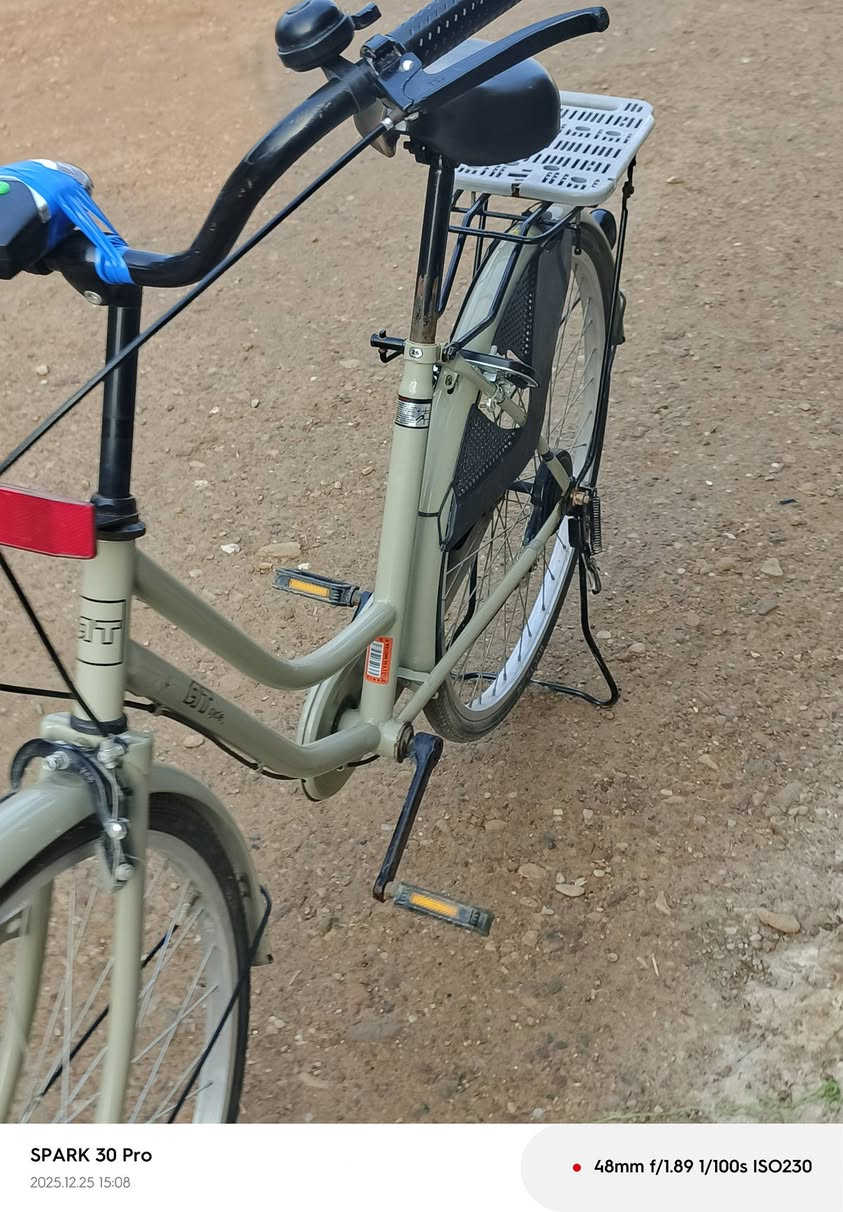 السلام عليكم بايسكل للبيع ياباني كرتون ياباني شرط النظافه 100/100 فول يجي وياه كاسحة  وعواية ولايت عدد 2 واحد وي العواية والثاني بلادي شرط الفحص الباسكل مستخدم 2يوم للاستفسار الاتصال على الرقم واتساب *********** مكان ميسان المشرح السعر 125وبي مجال وانا خادم للطيبين
