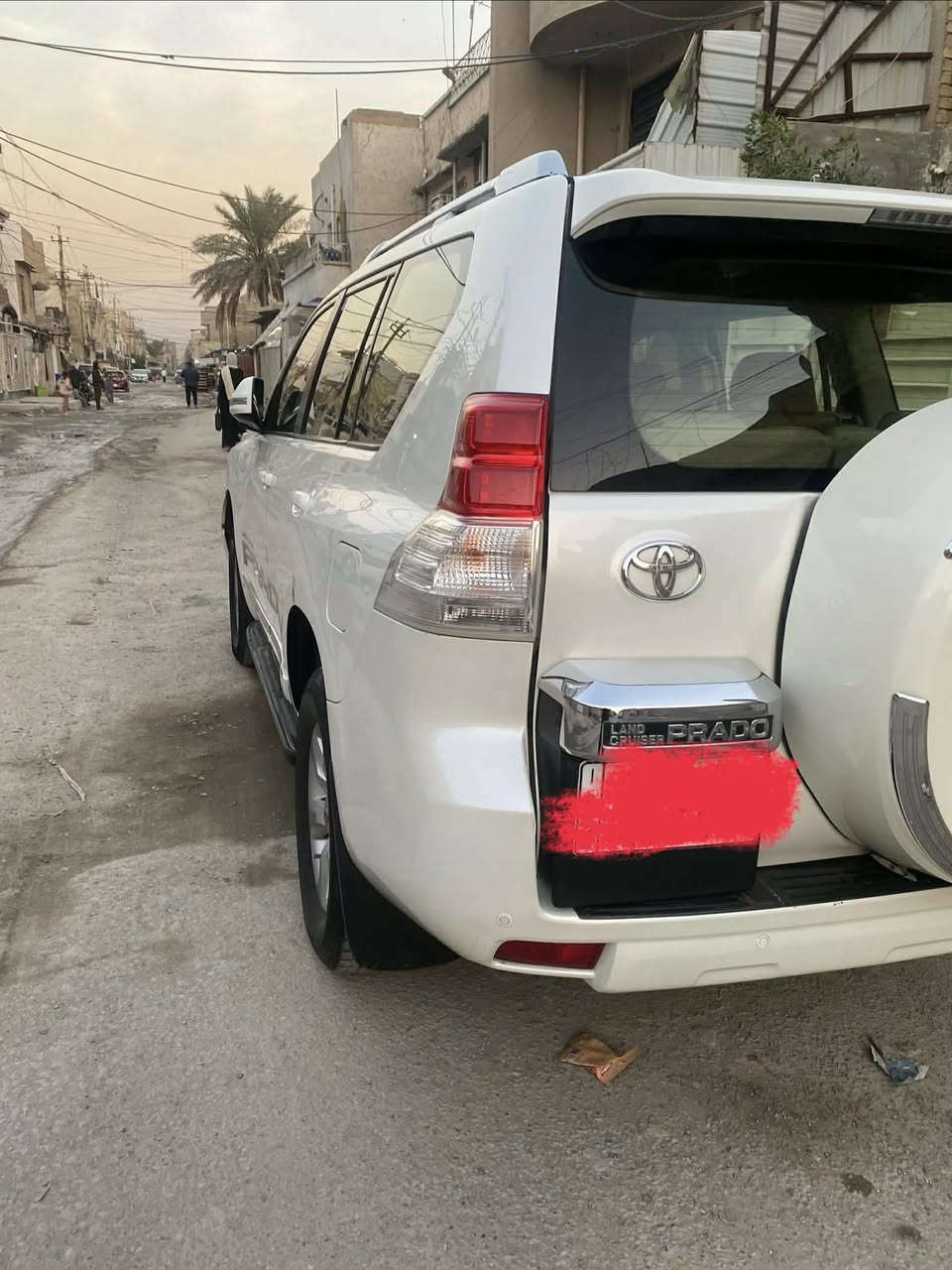 السلام عليكم برادو لاندكروز للبيع او المراوس حسب القناعة موديل 2012 TXL محركها 6 سلندر فول مواصفات 1/1 سبير تعليك مكفولة كير مكينة مكفولة من الصبغ والتبديل بيها شخوط خفيفة ما مبينة ورا باب الصدر السيارة حلوة مابيها كل نقص ماشية 200 وشوي رقم بغداد باسمي مكاني بغداد الرصافة سعرها 265 وبي مجال بسيط رقم الهاتف هـ/ ***********
