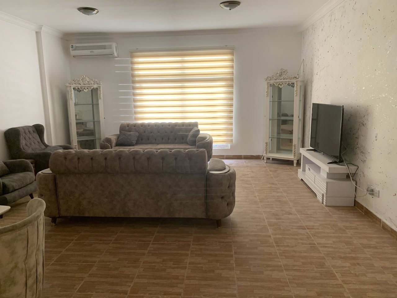 🏡 🤝 شقة مؤثثة للبيع في مجمع ژيان ستي

📐 المساحة: 147م²

🔑 تفاصيل الشقة:
 • 🛌 2غرف نوم
 • 🛋️ صالة واسعة مفتوحة 
🍳 مطبخ 
 • 🚿 مجموعة صحيات

 📍 جميع الخدمات متوفرة داخل المجمع:-
 🌳حدائق عامة والعاب للاطفال 🌿 سوبر ماركت + 🚗 كراجات امام كل بناية

📍 موقع المجمع: خلف مدينة العاب ماجدي لاند

📞 للاستفسار اكثر الاتصال على الارقام التالية
 ***********
***********

💸 السعر: 5 دفاتر ونص قابل للتفاوض💸
