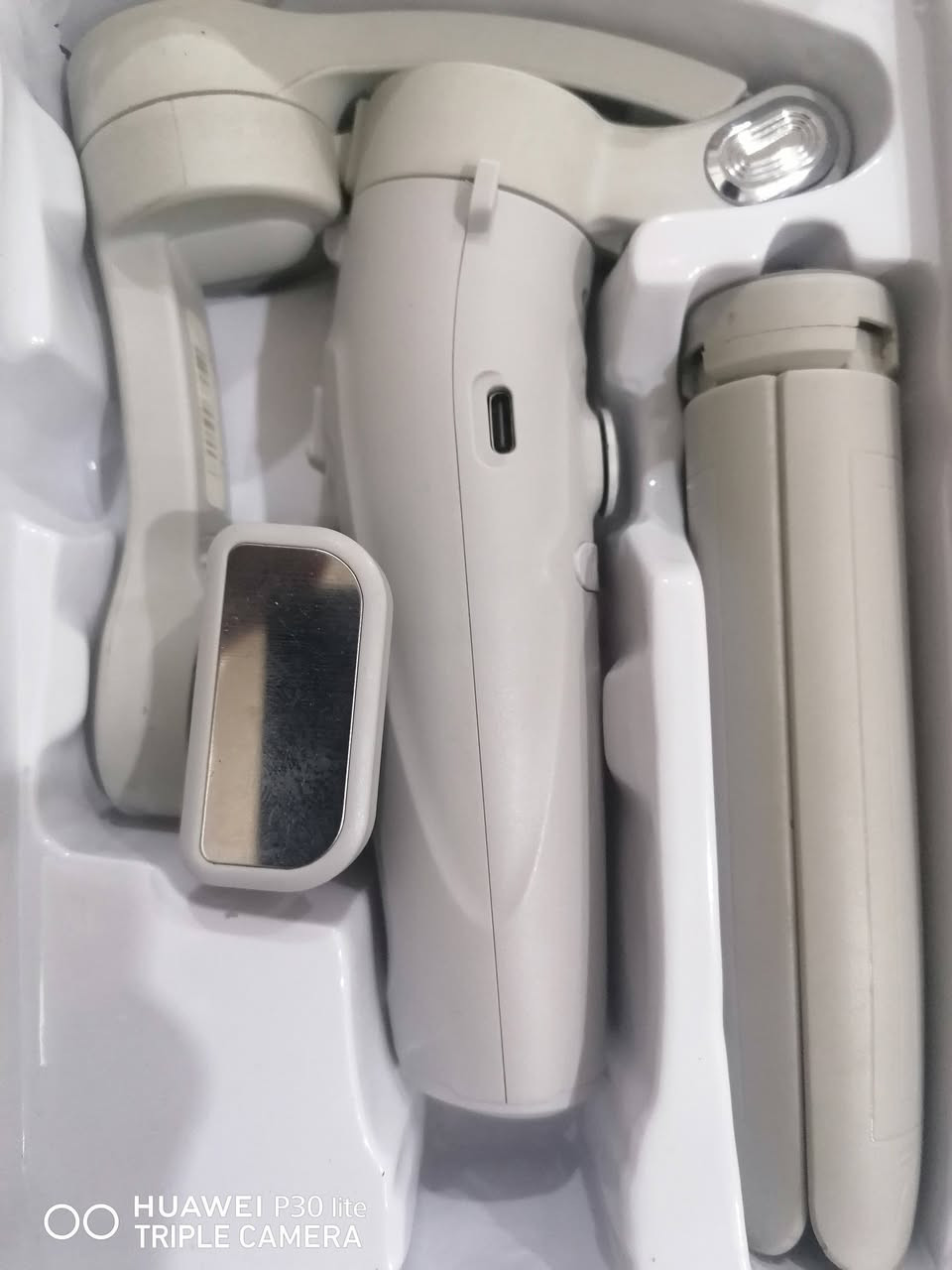 من شركة ( QAML ) نوع M2
اخو الجديد نضيف بس مفتوح من الكارتونة 
شحن USB-C مثل ما موضح بـ الصور
بيه 4 مودات  ( Mod )
الشحن من 0  الى 100 خلال 45 دقيقة  

يكفيك بـ الشحنة الوحدة  ( 3 ساعات ) متواصلة 

وياه ستاند
 
بيه تتبع الوجه و الاشخاص 

بيه بعد مواصفات المواصفات موجدة بـ الصور( الكارتونة ) و ووياه تطبيق 
مكاني بغداد البلديات 
{ السعر 40,000 } 
وبيه مجال مستعجل على البيع 
( *********** )
متوفر واتساب تلجرام
