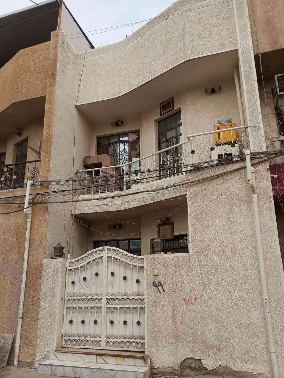 السلام عليكم تعلن شركة الجبوري للعقار والمقاولات العامه عن بيع دار ملك صرف زراعي سند 25 في منطقة الكريعات شارع الاعياده بناء نضيف
1 المساحة 80 متررر
2 الواجه 5 مترررر 
3 النزال 16 متررر 
4 عرض الشارع 7 مترررر 
5 السعر 185 مليون وبي مجال 
يحتوي على طابقين وبيتونه وسطح 
الطابق الأول طرمه وصاله وحولي ومطبخ ومنور وخدمات 
الطابق الثاني غرفتين نوم وحولي وخدمات وبيتونه وسطح 
عنوان الشركة الكريعات الكويتي شارع حسينية ابي تراب قرب فلكة القرغولي استفسار اتصال على الارقام التاليه 
*********** أبو صكر الجبوري 
***********
