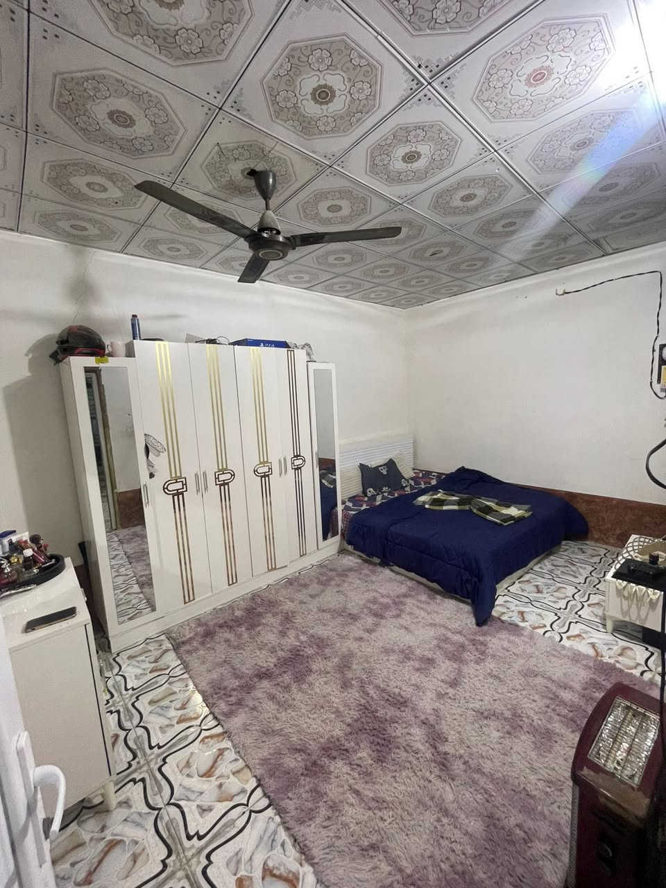 السلام عليكم بيت للبيع مساحة ٥٠ متر يحتوي على مطبخ وصالة وحمام ومنور وغرفة وبيتونه خدمات كاملة مي وكهرباء ومجاري العنوان كربلاء الشبانات قرب مدرسة دار الايتام منطقة حي الشكر السعر 30 مع الاثاث و ٢٧ بدون اثاث وبي مجال ***********
