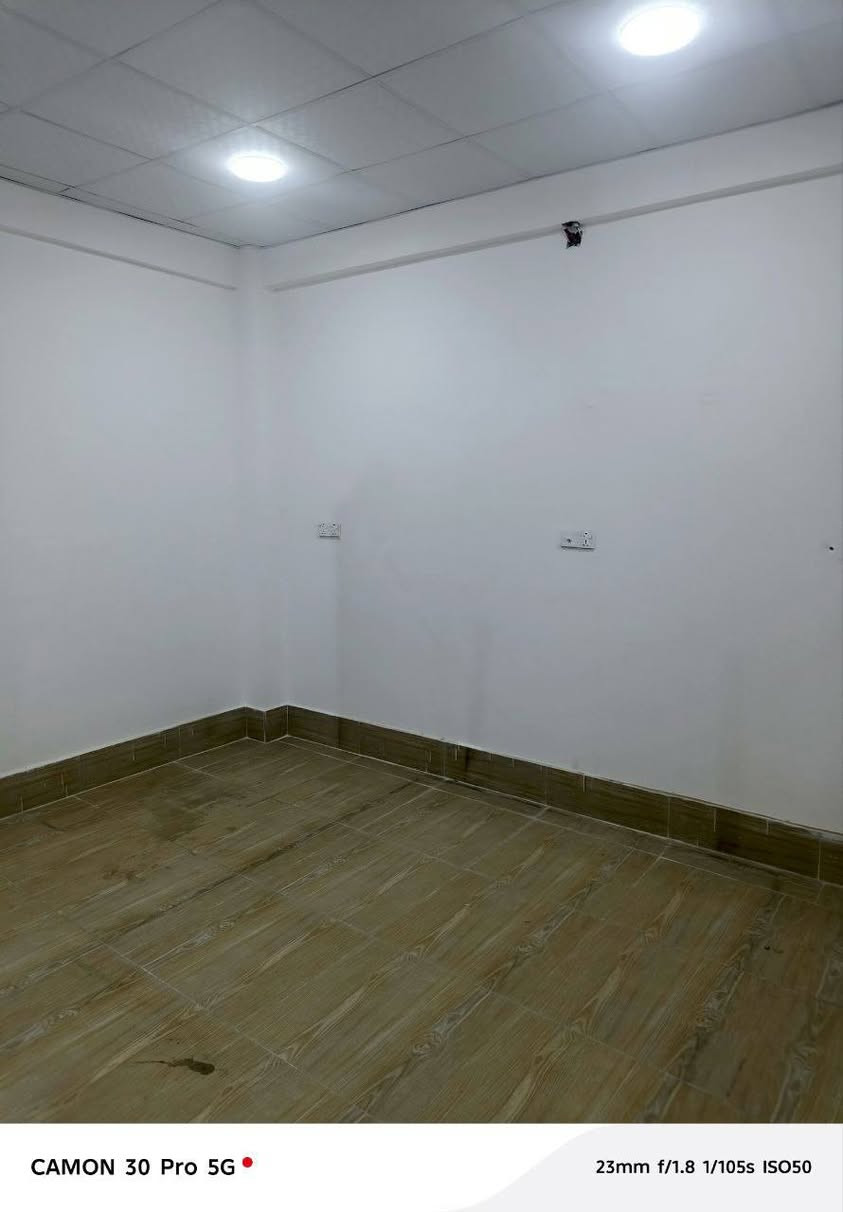 #للايجار
شقه حديثه في ياسين خريبط شارع السناتر موقع سكني مميز  طابق اول تحتوي على غرفتين صاله مطبخ صحيات السعر 650
***********

المهيمن للاستثمار العقاري
