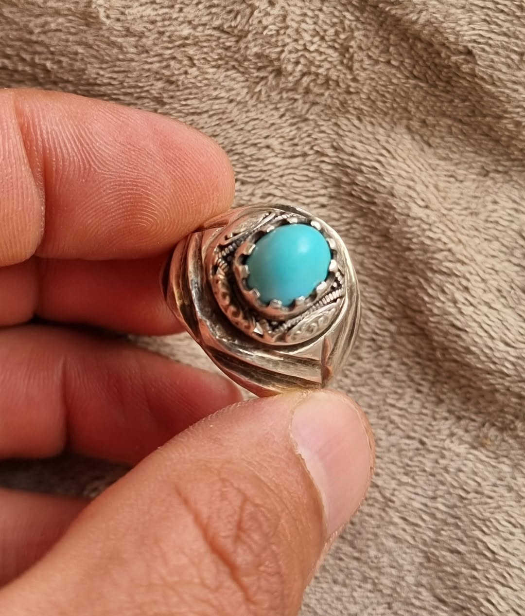 لبه نيشابوري اصلي بصياغه يدويه ثقيله المبدع الصائغ وليد خالد للبيع مكاني بغداد يوجد توصيل إلى جميع المحافظات للبيع فقط فقط أحبتي الغوالي ما اراوس بس ابيع 
***********
