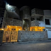 دار للبيع مساحته 100 متر واجه 10 ونزال 10   مدخلين للبيت   ستقبال + هو...