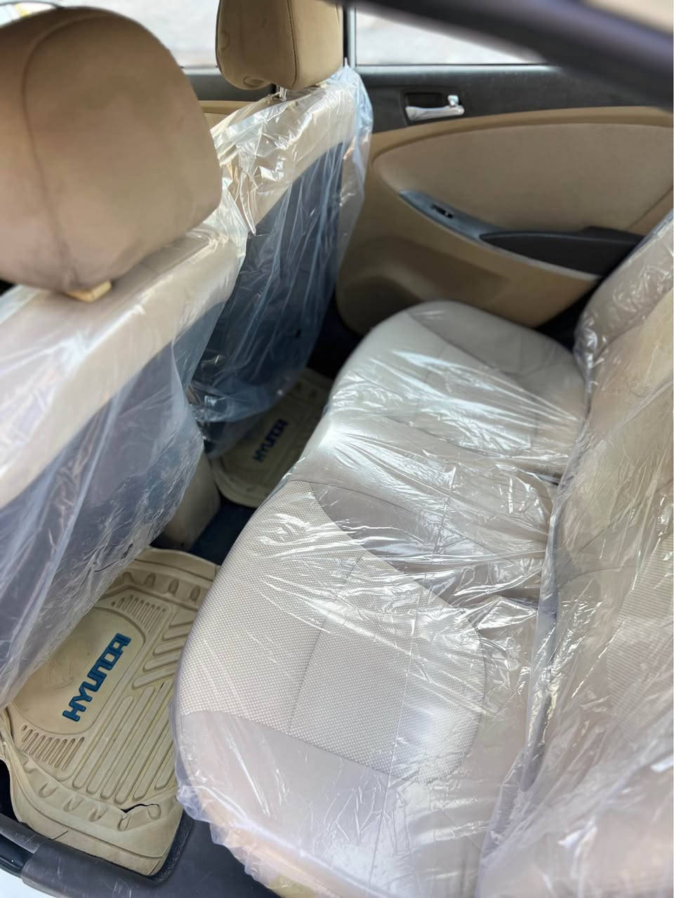 السلام عليكم 
اكسنت ٢٠١٥ رقم إنكليزي 
فول مواصفات محرك ١٦٠٠ فتحه جاهزه السياره كير ومكينه وحدانيه وتبريد وتخم تاير 
بيها مكانات صبغ بدون ضربه 
السعر ٩٥ وبيها مجال المكان النجف حي الفرات 
الاتصال *********** النجف, العراق
