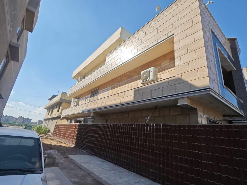 للبيع بيت 200متر ركن حي التجار
المسائله والعداله
الواجه 10موالنزال20م
مع تشجير خلف البيت 50م
شارع 12متر
يحتوي على طرمه وحمام خارجي 
مع ترك جانبي على طول البيت
الطابق الارضي استقبال ومطبخ 
وهول داخلي وغرفة نوم مع الخدمات
الطابق الاول غرفة نوم عدد 3
مع الخدمات واحده سويت 
الطابق الثاني غرفة نوم عدد 2
مع الخدمات وسطح عدد 2
البيت فول درجه اولى 
الارضيات مرمر درجه اولى 
الواجه مرمر درجه اولى 
لمزيد من المعلومات 
الاتصال ***********
