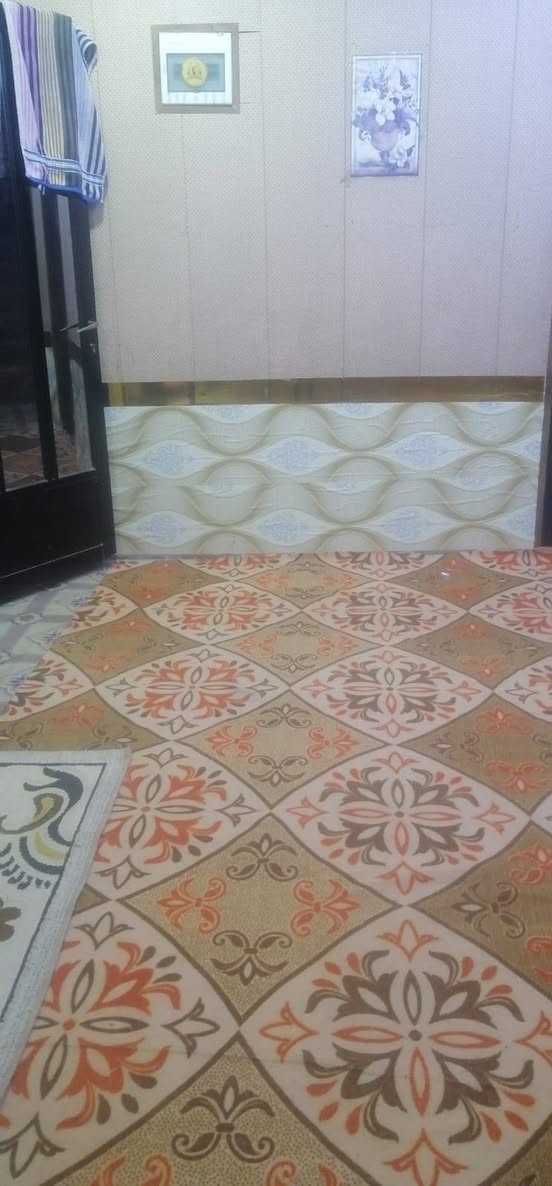 بيت للبيع مساحه ٢٠٠ متر طابقين اعكاده نضيف الطابق الاول  ثلاث غرف وصاله واستقبال ومطبخ الطابق الثاني ثلاث غرف وصاله مطبخ صحيات العنوان سومر فرع المرور السعر 205  لتواصل ***********
