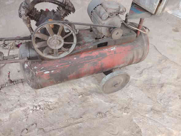 كمبريسر حجم 150لتر نضيف كلش للبيع او مراوس ب٣٠٠لتر وانطي فرق حسب القناعه للستفسار ***********
