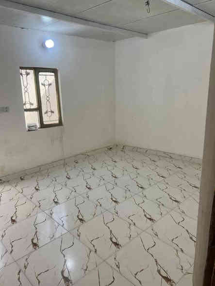 السلام عليكم انعيد النشر بسبب ضرف المشتري بيت تجاوز للبيع المساحه 200م ارضيه بورسلين وسكف سندويج كهرباء مجاري تاسيس بواري 3 خطوط جديد يحتوي على 3 غرف ومطبخ وحمام كبير ومنور ويحتوي على حديقه وكراج كبير ماطور ماء وبوستر نازل جديد العنوان كفاءات السيدية قرب قاعة بغداد  يباع نصف او كامل ***********
