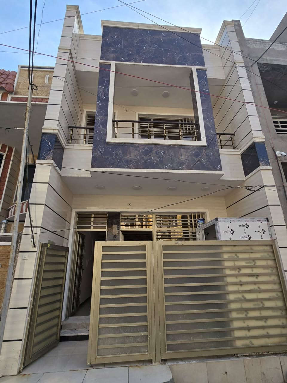 دار للبيع – موقع مميز (ضباط البنوك)
المساحة: 100 م²
الواجهة: 5 م
النزال: 20 م

يتكون الدار من:
 • 3 غرف نوم
 • استقبال
 • مطبخ
 • خدمات
 • منور

الموقع جيد وقريب من الخدمات.

للاستفسار والمراجعة: مكتب الأقمار
📞 الاتصال: ***********
📱 واتساب متوفر
