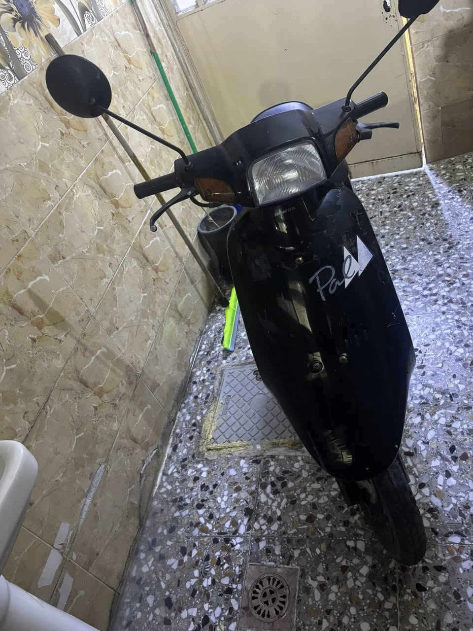 سلام عليكم دراجه منت هونده ياباني اصلي دراجه حلوه وسريعه مكينه ناعمه دراجه جديد بعدها مضمومه كامله مابيها اي نقص بس باتري هندر عكس و كيج مال بانزين ليوره تايرات بعدهن جدد سعرها 350وبيها مجال بسيط رقمي *********** مكاني الكرخ العلاوي

