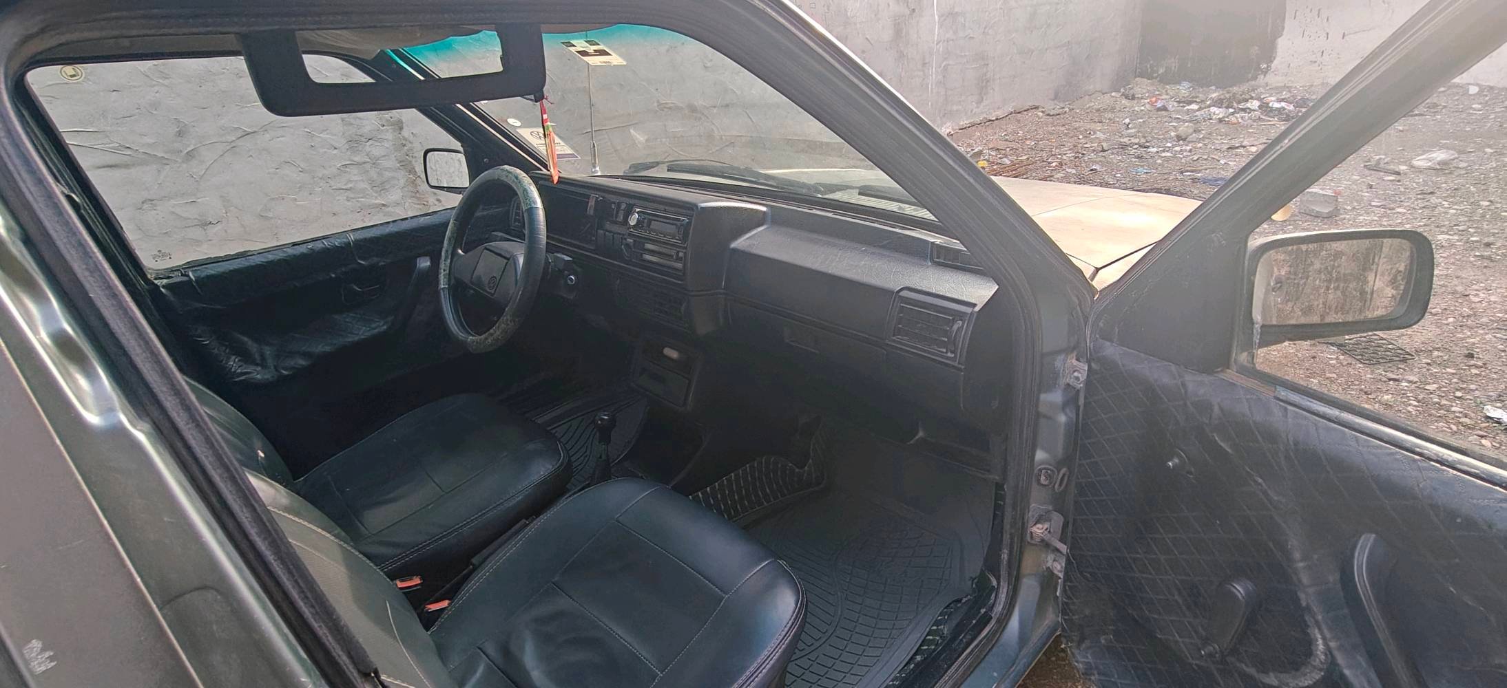 سيارة فولكس فاجن للبيع، حالتها جيدة جدًا بالنسبة للعمر. داخليتها مريحة ونظيفة، والمكيف يعمل بشكل ممتاز. إطارات جديدة ومحرك يعمل بشكل جيد. مناسبة للمدينة والسفر.