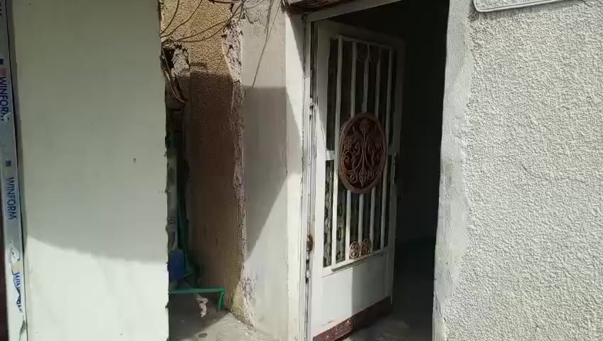 سلام عليكم 
بيت للايجار في حي الجولان مقابيل كورنيش العوائل غرفتين وصاله ومطبخ واستقبال كما موضح في الفديو بدل الايجار 250 قفل للاستفسار الاتصال على الارقام التاليه ***********
***********
