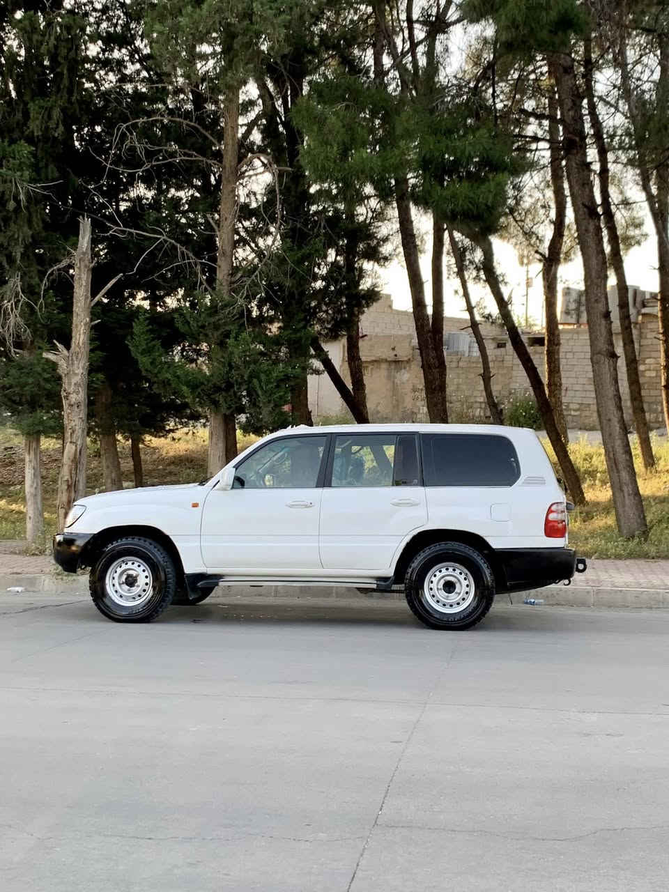 مۆنیکا  ٢٠٠٢
١٠٢ گەلا 
گیر و مەکینە و ئەکسل بە شەرت
تربرید بەشەرت
٤ تایە تازە دنلوب لە ژیرایە
کامل بۆیاخ وەلگەراو نیە و دەعمی پیش و دوای نیە 
رەقەم هەولیرە و بە شەرت حاسیبە
بانزینە و پیش تەبەلەیە 
کوشن و گاعی و ناو داژبل و ناو درگا لۆک لۆکە 
١٠٢ گەلا و معاملە لە سلیمانییە 
***********
