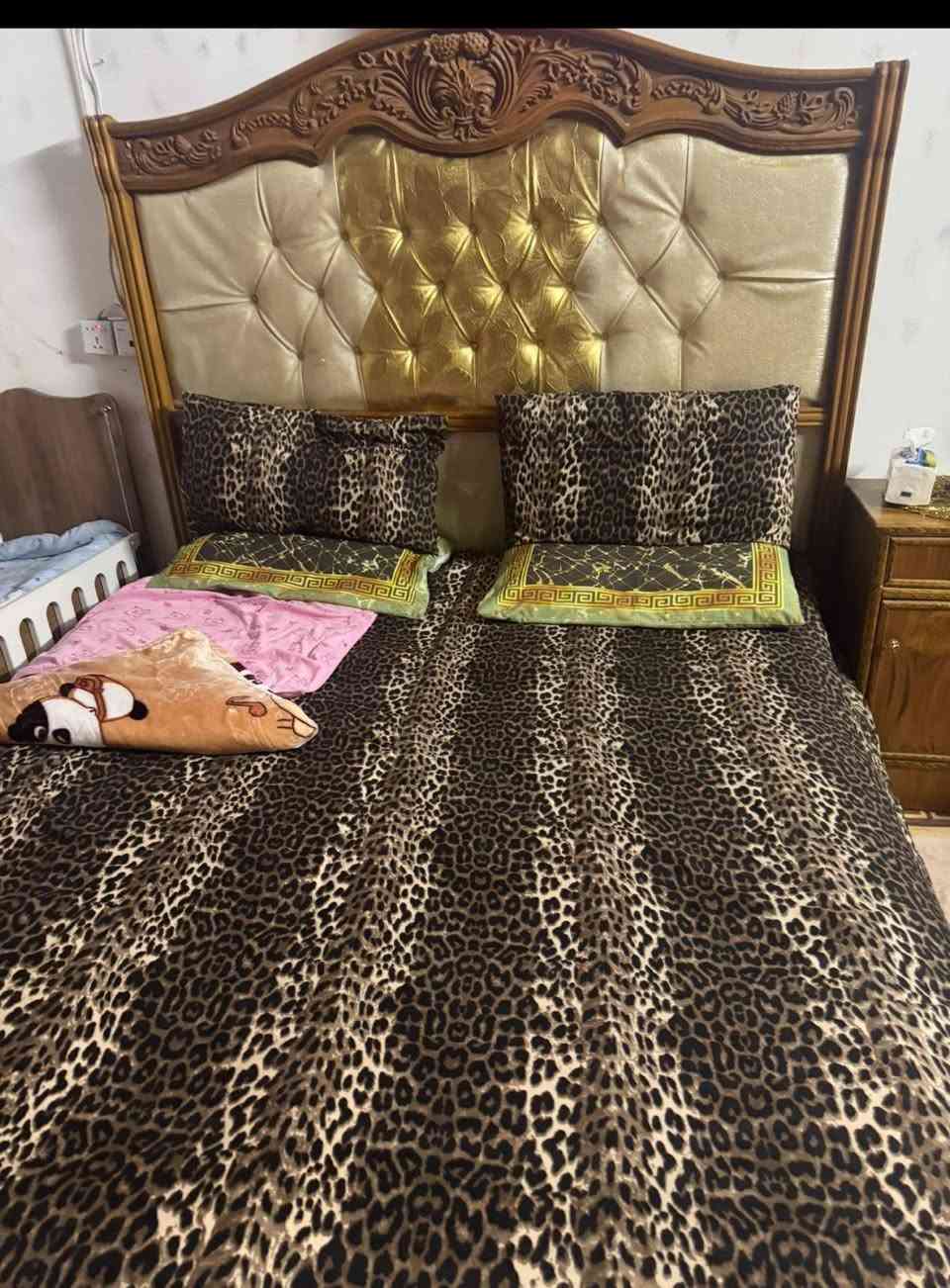 سلام عليكم غرفة نوم للبيع صاج عراقي 
كلش حلوه ونضيفه مكان الري قرب ماركت الانباري  
السعر 600 الف 

***********
