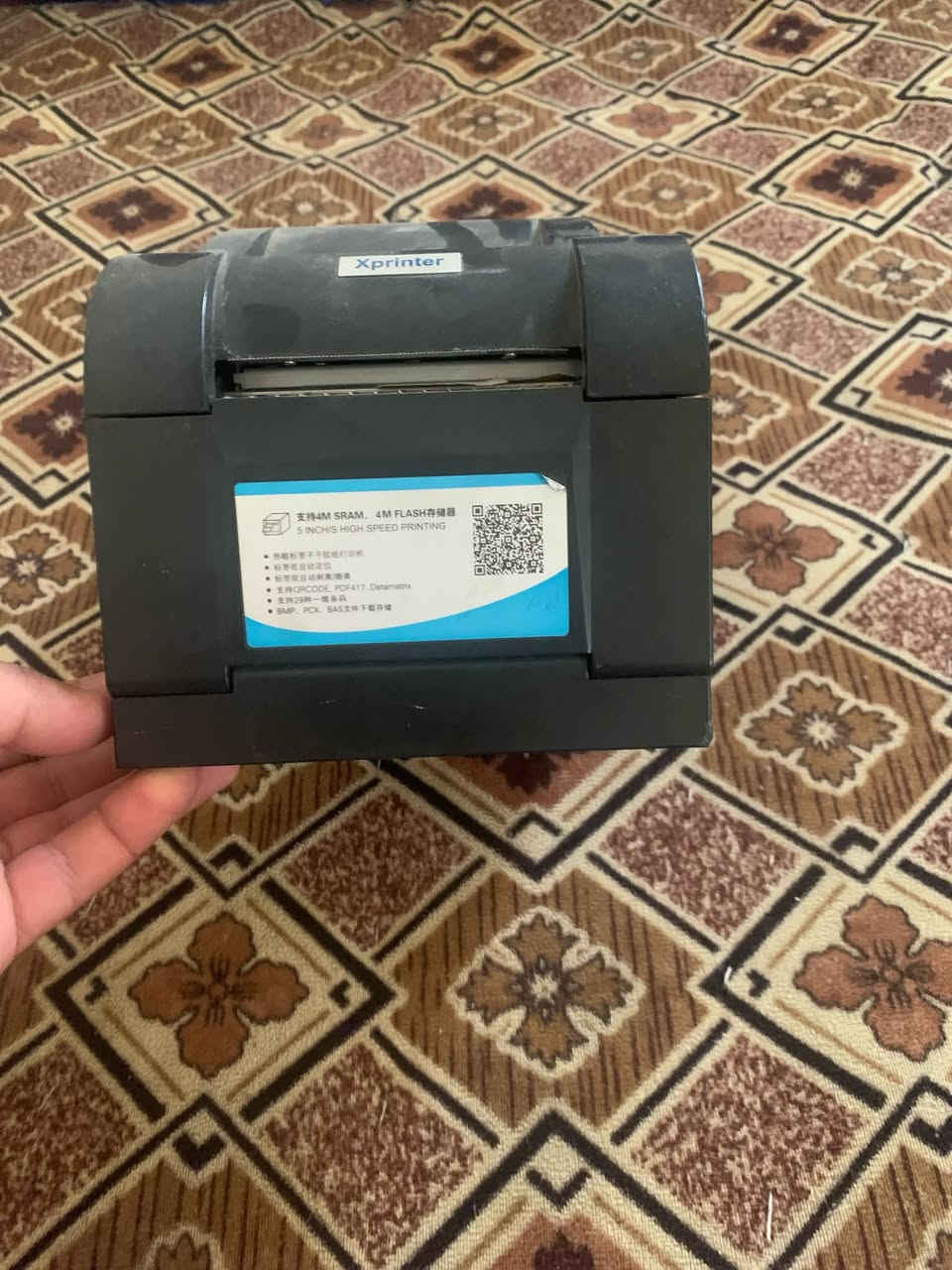 **للبيع: طابعة ملصقات وباركوود حرارية (Xprinter)**
### 📍 تفاصيل الإعلان
 * **الموقع:** بغداد - الزعفرانية
 * **السعر:** 75,000 دينار عراقي
 * **رقم الهاتف للتواصل:** ***********
### 📋 مواصفات الطابعة
 * **نوع الطباعة:** طباعة حرارية مباشرة (Direct Thermal) – اقتصادية جداً ولا تحتاج إلى حبر (تعتمد على رولات الملصقات الحرارية فقط).
 * **السرعة:** طباعة عالية السرعة تصل إلى **5 بوصة في الثانية** (127 مم/ثانية).
 * **الذاكرة:** مزودة بذاكرة **4MB SRAM** وذاكرة فلاش **4MB Flash** لضمان معالجة البيانات وطباعة الملصقات بدون تأخير.
 * **دعم الأكواد والرموز:** تدعم طباعة جميع أنواع الباركود (1D) والأكواد الثنائية مثل الـ **QR Code** و **PDF417** و **DataMatrix**.
 * **المستشعرات:** تحتوي على مستشعر ذكي لتحديد أبعاد الملصق وتعديل مكان الطباعة تلقائياً وبدقة.
 * **التوافق:** تدعم طباعة اللوجو، الصور، والملفات بصيغ (BMP, PCX, BAS).
 * **الاستخدامات:** مثالية لأصحاب المتاجر، المطاعم، الصيدليات، شركات الشحن، والمخازن لطباعة الأسعار وتفاصيل الزبائن.
