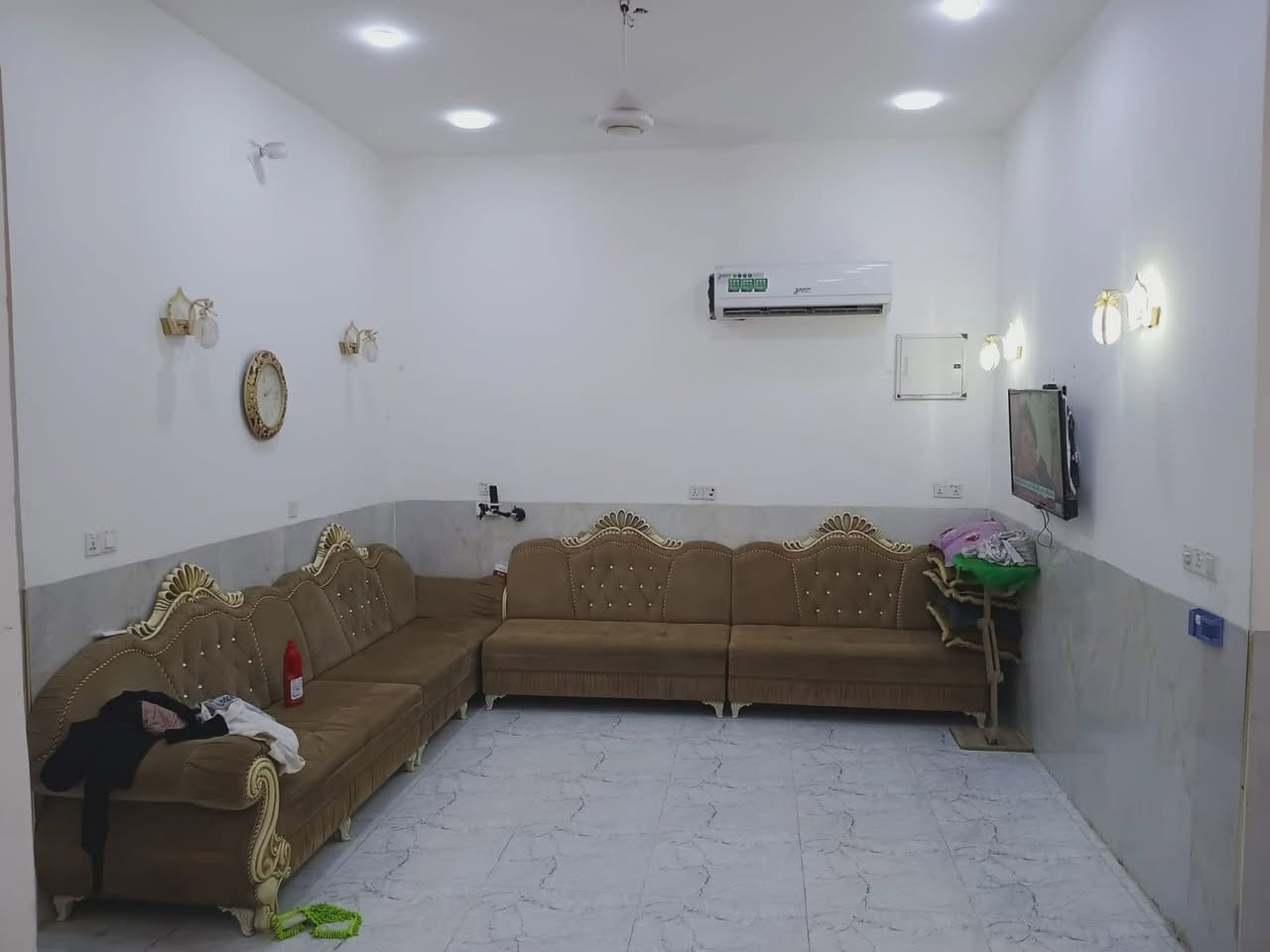 سلام عليكم
بيت للبيع مساحته١٧٠ متر+١٠٠متر تشجير على السده 
والبيت بي واجهيتين وجه على ااسده و الوجه على  سكينه زراعي 
سند٢٥زراعي 
موقع البيت زراعي سكينه٨/٢
***********
يحتوي على غرفتين نوم 
و صاله 
وستقبال 
ومطبخ 
ووغرفه طابق ثاني سندويج
