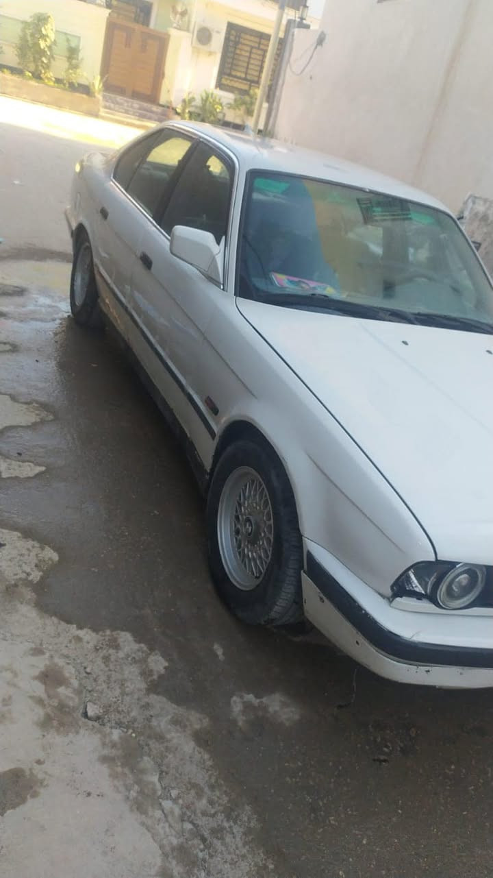 السلام عليكم 
بي ام دبليو 525
بأسمي كير مكينة حدادية تخم  تاير كلة جديد 
مكينة مسكر  السعر ب ٦٥ وبيها مجال بسيط
مكلف بالنشر للتواصل 
***********
