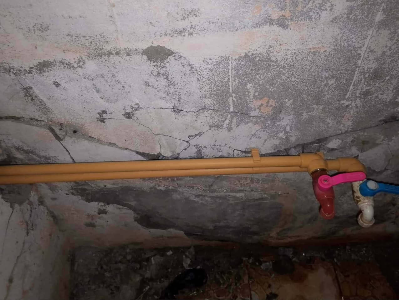 السلام عليكم عمل حيب الطلب الزبون عمل سباكه كامله من تجديد بواري وتجديد وتشطيب بيت كامل للتواصل الاتصال ااو واتساب ***********
