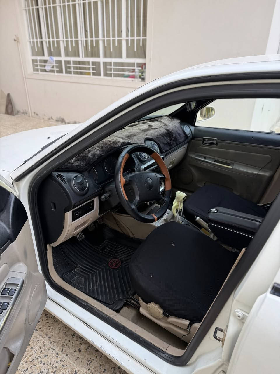 CK2013
كصه قديمه 
سياره كاعده ومرتبه كامله من كل النواحي سياره مال بيت 
محرك/كير/ تدفئه /تبريد  كلو شرط شغال 
باتري جديد 
السياره ماشيه 126
السياره بيها جاملغ مبدل والباب الي وره السايق والداير بيها فقط 
للتواصل واتساب ***********
السعر 53
