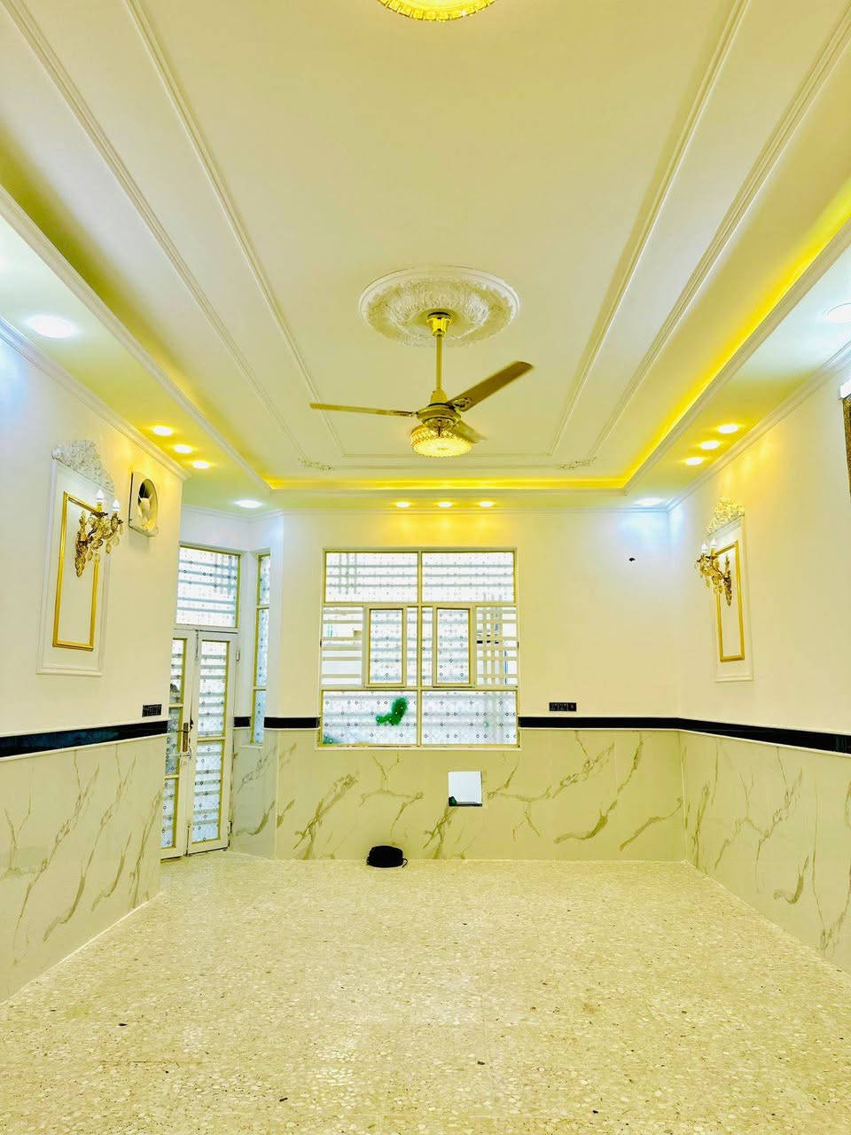 ياالله بيت البيع المساحه 200متر حي النداء مقابيل مول بغداد شارع مفتوح على شارع  ريسي المساحه 200طابقين 5غرف نوم شغل جناي سعره خاص ***********
