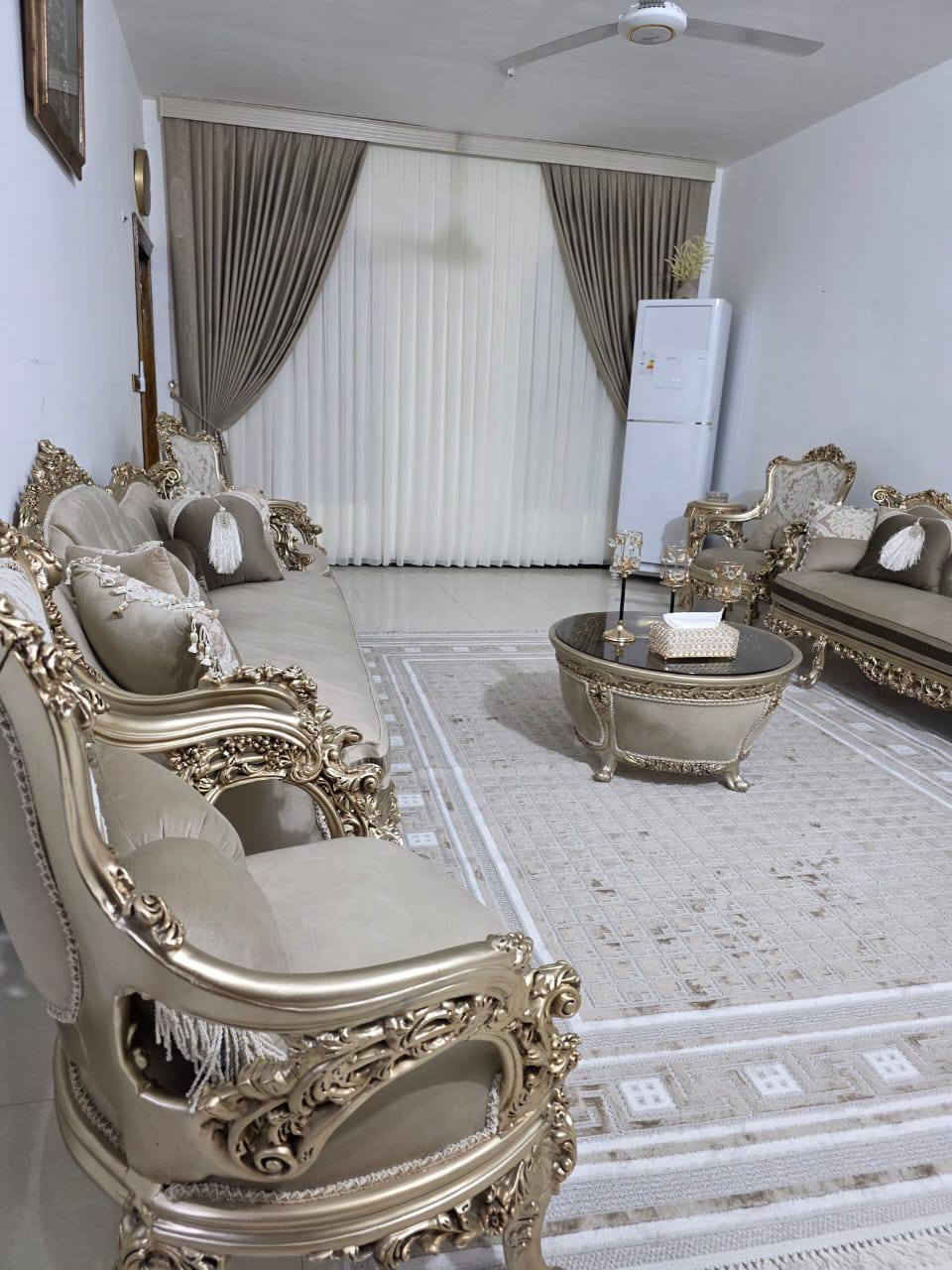 🏡 بيت للبيع – في منطقة الشبّانة قرب الفندق

📍 الموقع: الفرع المقابل لباب فندق تركي – ثاني بيت على اليمين.

المواصفات:

طابقين

استقبال + صالة واسعة

مناور كبيرة على طول البيت

مطبخ حار + مطبخ بارد

3 غرف نوم

2 صحيات

كراج يتسع لـ 3 سيارات

حديقة كبيرة

الواجهة: 10 متر

النزال: 25 متر

السعر ٦٥٠قفل 
✨ موقع هادئ وقريب من الخدمات – مناسب  الاستثمار البيت ثاني بيت عن الركن و ثاني بيت عن فندق كورمك التركي يصلح شركة او ستثمار او سكن للاستفسار أكثر *********** مساحة البيت ٢٥٠ متر طابقين
