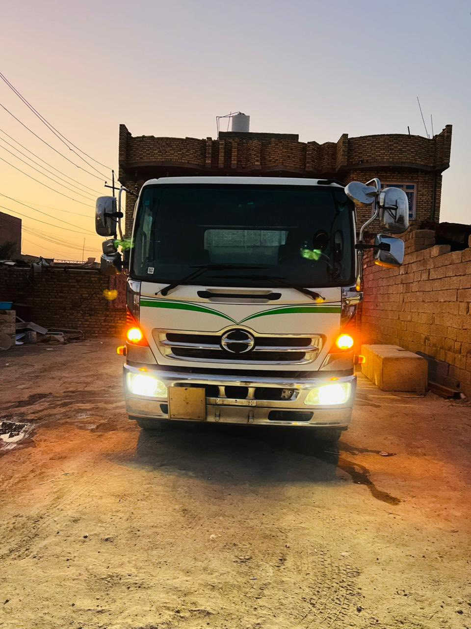 السلام عليكم للبيع شيطان فحل 8 برغي دخول جديد حديث مرايه بلباب  موديل2023 طول سته وربع شاصي محسن عريض للأخير جوبلس خلفي كشن هوى شاشه كأمره خلفيه تبريد شركه ثلج بدي أربع قطع فوك بليت جكر والجوه قواطع حديد سياره جاهزه شرط النظافه والجديده باب خلفي جكات يصعد وينزل ريمونت للاستفسار الاتصال على رقم ***********
