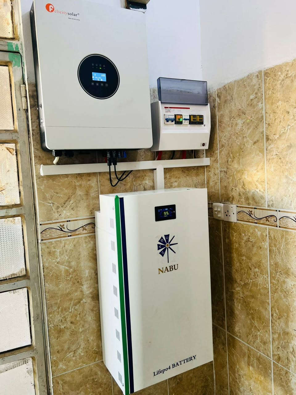 تم على بركة الله تنصيب منظومة طاقة شمسية من قبل مكتب علي الجميلي للطاقة الشمسية بواقع 16 امبير  نهاري 14 امبير ليليي
بتاريخ 1\3\2026 والتفاصيل كالتالي:-
1_الالواح عدد 8 لونجي 615 واط وجهين (n type) (16 bas bar) وتتحمل درجات الحرارة العالية وبضمان 15 سنة 
2_ انفيرتر 8 كيلو واط ضمان سنة واحدة
3_ بگج بطاريات ليثيوم 15 كيلو مع 8000 دورة شحن (Grade A) جديد لامستخدم ولا مجدد وضمان خمس سنوات 
4_ شاشة BMS موازن وحماية ضمان سنة
5_كيبلات DC و 4mm و1000 فولت مقاوم للظروف الجوية 
_وجوزات DC وجوزات Ac  
_صندوق للقواطع
_ ربط كوندكتر بارد منفصل عازل عن الوطنية
6_الحديد مغلون 1.5 انج
___________
سارع بحجز منظومتك  واستغل الفرصة مع فترة اعطاء تخفضيات لكافة المنظومات المنزلية والزراعية وبأقساط ميسر ومريح وبفترة زمنية طويلة بما يتناسب مع كافة طبقات المجتمع
_______________
بإدارة 
علي الجميلي 
***********
***********
_______
زيد الجميلي 
***********
