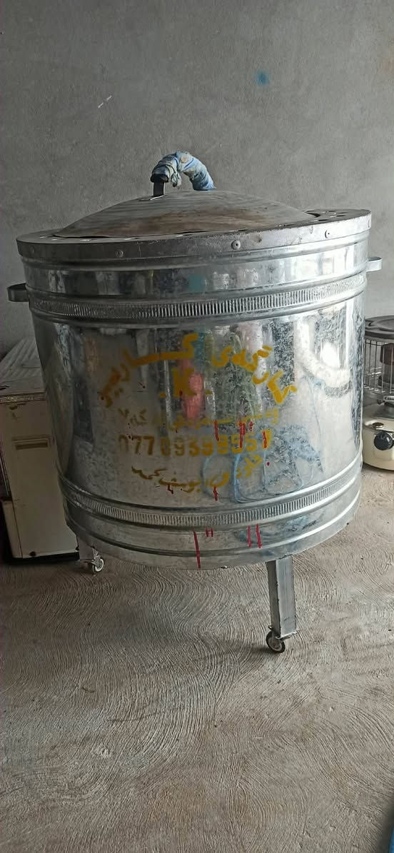 الحمداللە هەمیشە پێشەنگین لە جوانی کۆمەڵیک ئەشیای پاک و جوان و نازدار ماڵی دۆستە بەشەرت زۆر بێ عەیب 
موبەڕیدە
دەرگا 
کەوانتەر 
مجمیدە 
غەسالە
هەمویان نرخیان زۆر گونجاوە 
شوێن.... کەلاری کۆن ***********
