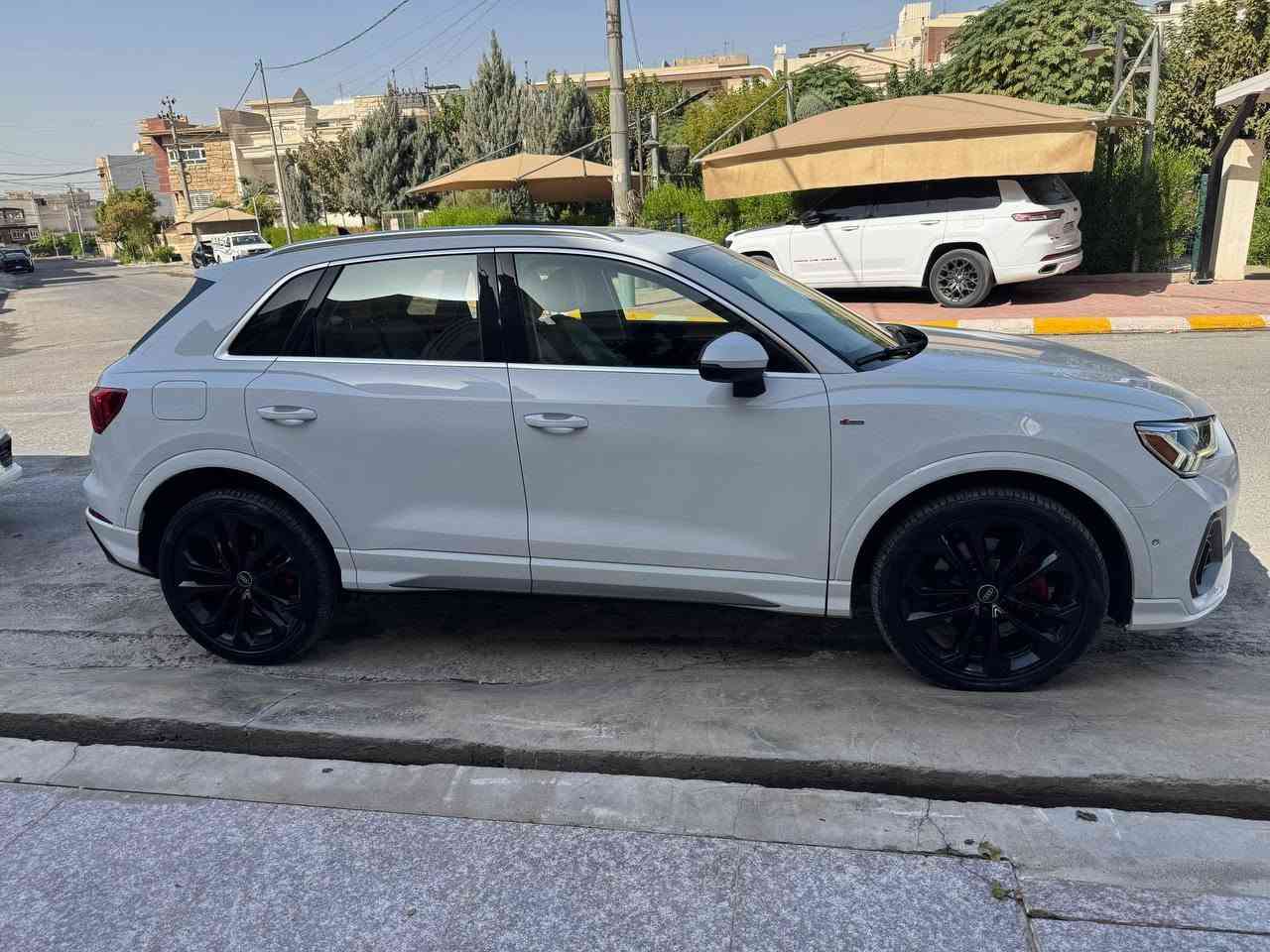 سلام عليكم للبيع اودي Q3  موديل ٢٠٢١ موصفات s line Quatro 
قبات مواصفات ١/١  ماشي ٢٦ الف ميل سيارة كهربايي كل مضبوت ماكو اي نقص شرط سونار
سيارة بس جاملغ امامي تصليح ب pdr  يعني بدون سبغ بدون تعديل  ارباكات كل سليمة 
رقم سنوي هزه فحص  كل جديد 
رقم شاصي WA1EECF36M1045111
سعر  ٢٢٠
مكان سياره اربيل 
رقم تلفون *********** واتس اب أربيل, العراق
